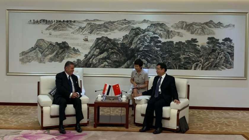 وزير قطاع الأعمال يلتقي وزير الصناعة الصيني لبحث التعاون المشترك