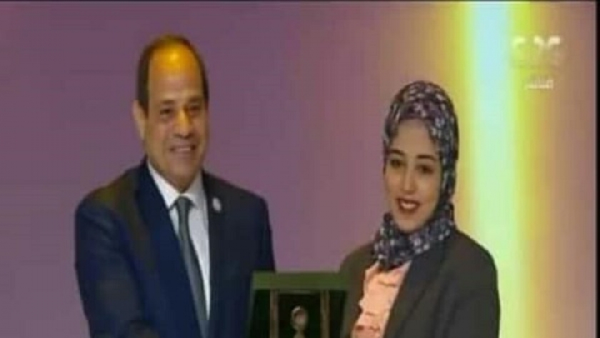 زينب رمضان أثناء تكريمها من الرئيس السيسي ضمن فعاليات مؤتمر الشباب السابع