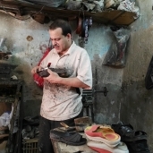 «عبدالرحيم» أحد العاملين فى تصنيع الأحذية