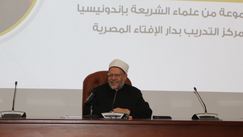 الدكتور شوقي إبراهيم علام يوضح حكم إخراج الزكاة خارج البلد
