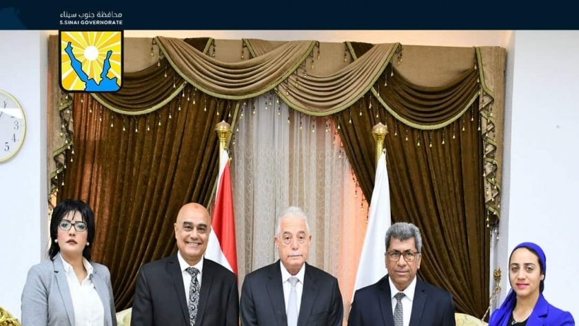 اللواء خالد فودة محافظ جنوب سيناء مع ممثلي معلومات مجلس الوزراء