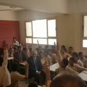 وزير التعليم خلال تفقده فصول مدرسة تحيا مصر