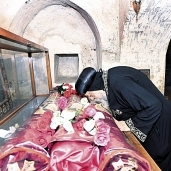 البابا تواضروس يقبل جثمان رئيس دير أبو مقار