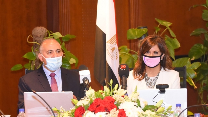 السفيرة نبيلة مكرم وزيرة الهجرة وشئون المصريين في الخارج مع وزير الري والموارد المائية