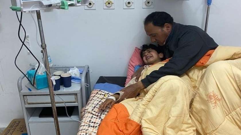النائب أحمد دندش وطفله داخل المستشفى