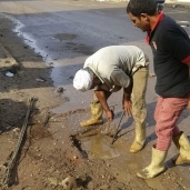 بالصور| مجلس مدينة دمياط يشن حملة لشفط مياه الأمطار في حي ثالث