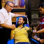الفنان العراقي نصير شمة أثناء تبرعه بالدم