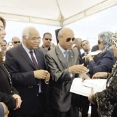 «والى» و«جلال» ومحافظ القاهرة أثناء توزيع العقود