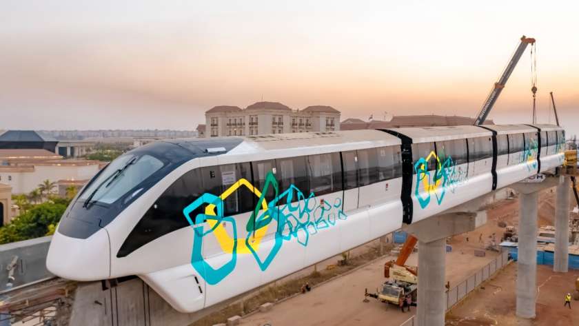 «النقل» تشارك بالاحتفال في نصر أكتوبر من خلال تثبيت أول قطار مونوريل