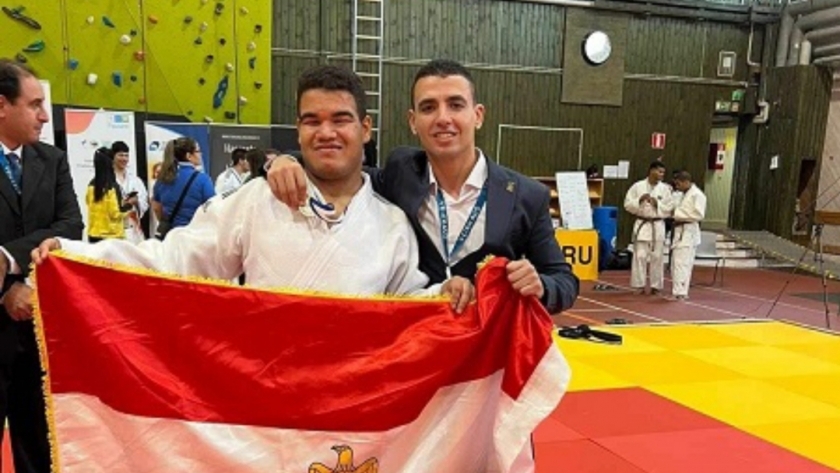 الطالب محمود سامي يرفع علم مصر في البطولة