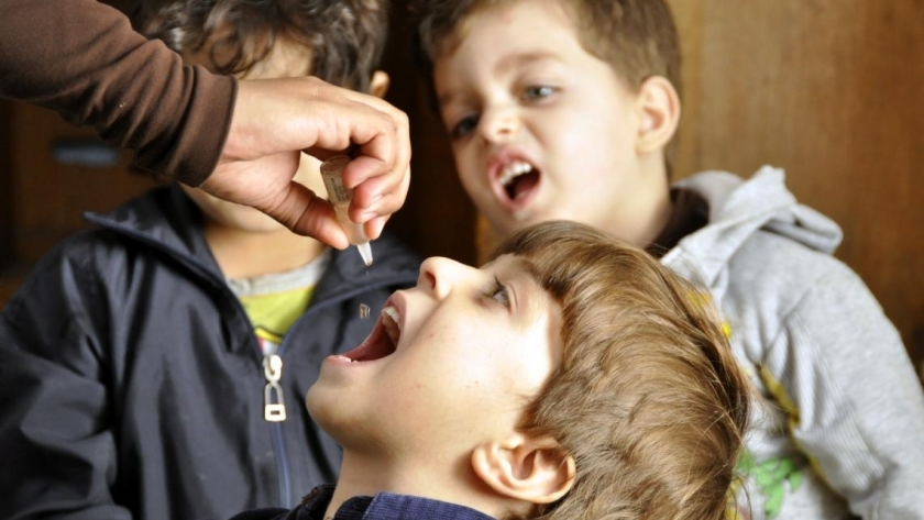 تطعيم الاطفال ضد شلل الاطفال