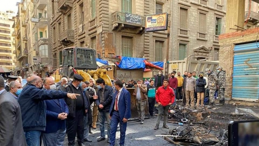 محافظ القاهرة يتفقد حريق التوفيقية
