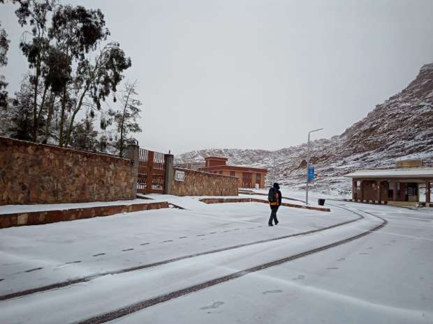 الحياة تحت الصفر.. 21 صورة من مدينة مصرية تغطيها الثلوج "كأنها أوروبا"