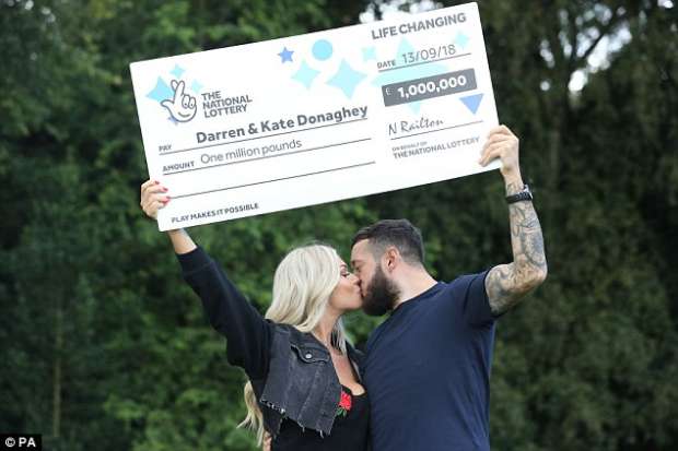 بالصور| زوجان يفوزان بمليون جنيه في "اليانصيب"