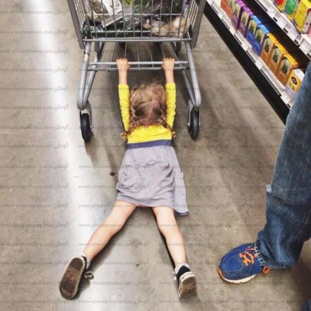 بالصور| التسوق ومعك طفلك "مهمة مستحيلة".. حلول غريبة ولطيفة