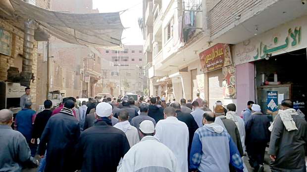 أهالي الغربية يشيعون جثمان أول مذيع بمحطة القرآن الكريم