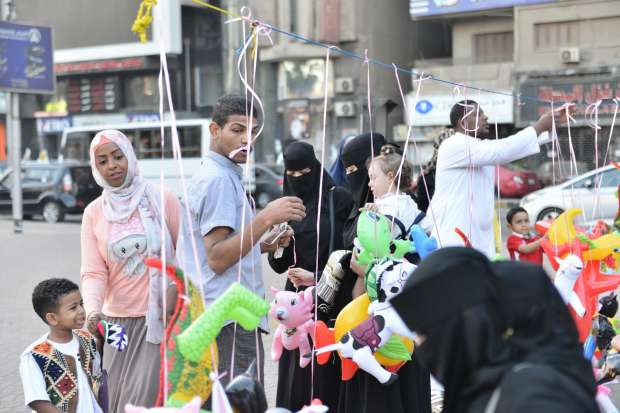 سيلفي وبلالين.. مواطنون يحتفلون بعد صلاة عيد الفطر بساحة مصطفى محمود