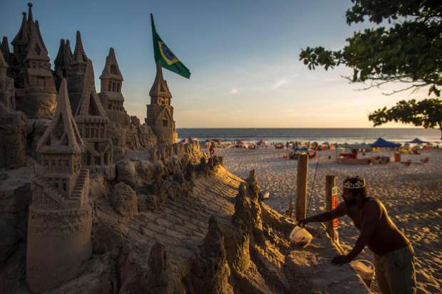 بالصور| برازيلي يعيش 22 عاما في قصر من الرمال
