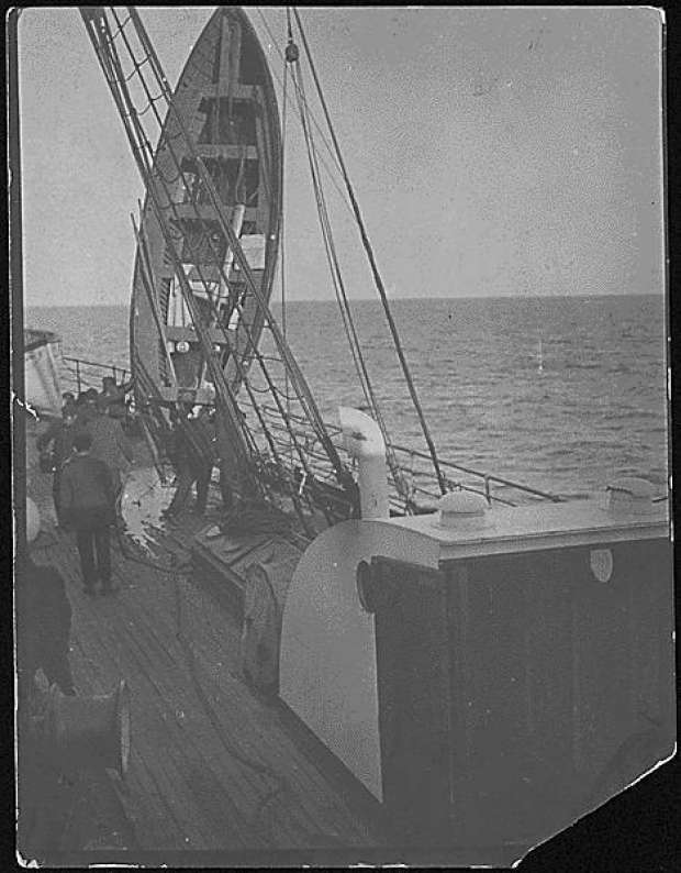 100 عام على غرقها.. صور نادرة للسفينة "تيتانيك" والجبل الجليدي