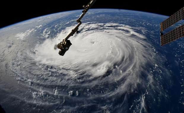شاهد| لقطات صادمة لإعصار خطير يهدد سواحل أمريكا