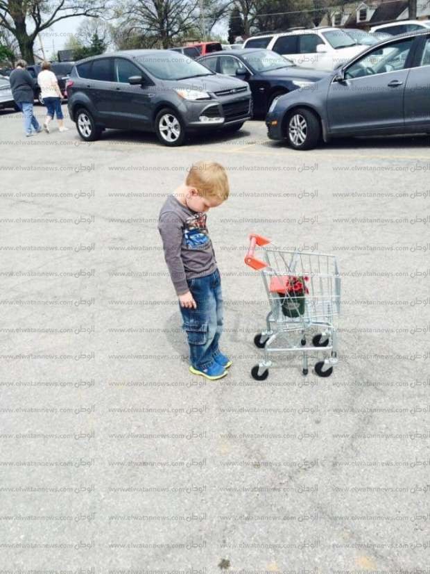بالصور| التسوق ومعك طفلك "مهمة مستحيلة".. حلول غريبة ولطيفة
