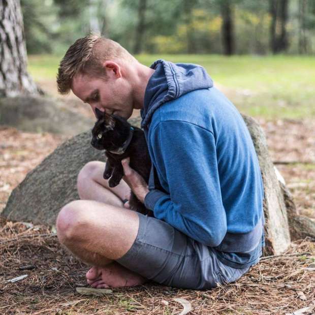بالصور| «ريتش».. قصة شاب باع ممتلكاته وسافر مع قطته