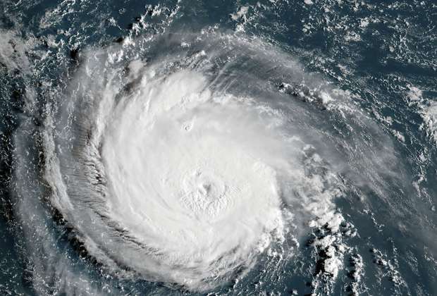 شاهد| لقطات صادمة لإعصار خطير يهدد سواحل أمريكا