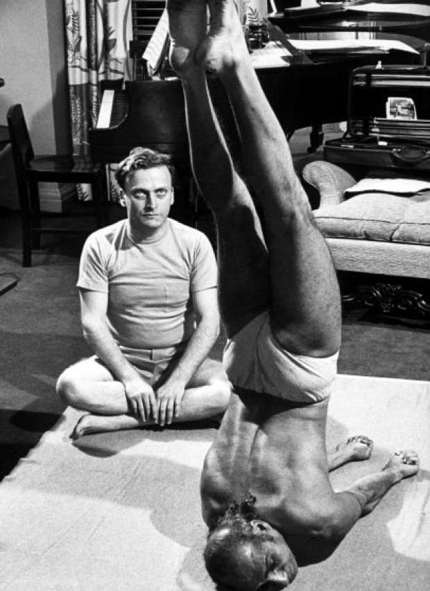 بالصور| تعرف على مراحل تطور ممارسة "اليوجا" منذ القرن الـ20