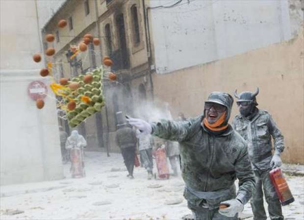 بالصور| "انقلاب".. وأسلحة الحرب "الدقيق والبيض" في أسبانيا