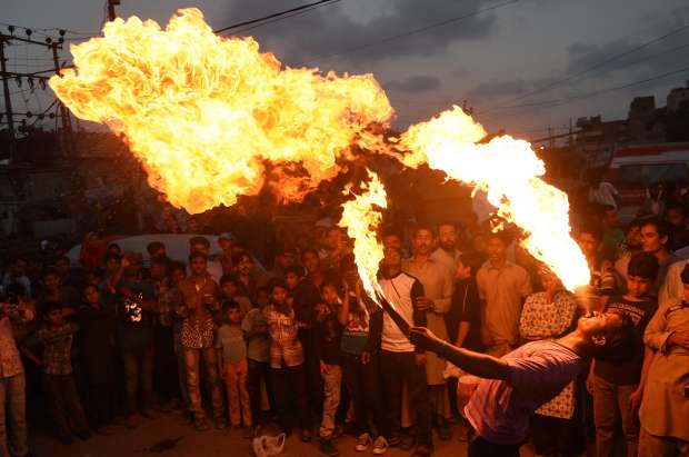 بالصور| باكستانيون يطلقون النيران فى الشوارع احتفالا بيوم عاشوراء