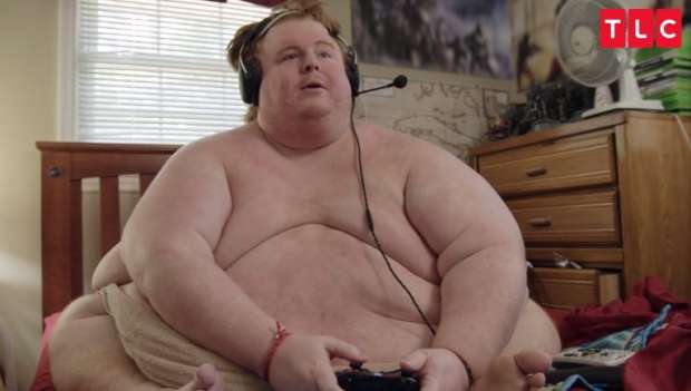 أمريكي يتفرغ للوجبات السريعة وألعاب الفيديو.. وزنه 700 كيلو جرام