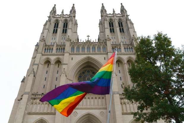 الآلاف يحيون الذكرى الـ20 لأول ضحايا للمثلية الجنسية في كنيسة واشنطن