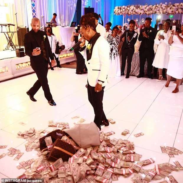 بالفيديو| مغني راب يقدم لوالدته 100 ألف دولار "نقطة" بحفل زفافها
