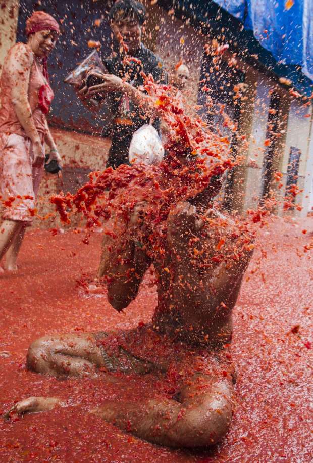 بالصور| إسبانيون يتراشقون بالطماطم في مهرجان سنوي بتكلفة 140 ألف يورو