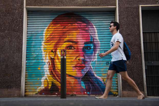 بالصور| لوحات فنية لنجوم "صراع العروش" على أبواب محلات برشلونة