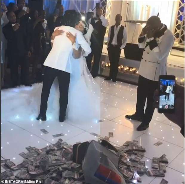 بالفيديو| مغني راب يقدم لوالدته 100 ألف دولار "نقطة" بحفل زفافها