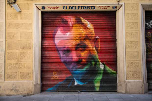 بالصور| لوحات فنية لنجوم "صراع العروش" على أبواب محلات برشلونة