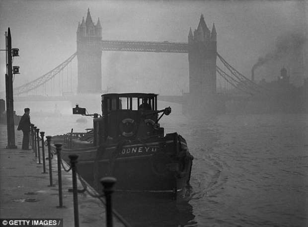 بالفيديو| "خوذة فضائية" لحماية بريطانيين من تلوث الهواء في الخمسينات