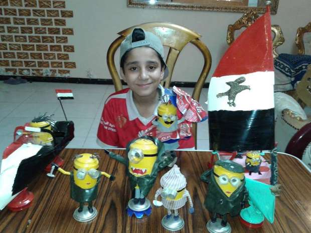 "أحمد" مبتكر صغير يحول "الكانز" لتحف فنية: ماما بتحطها في النيش