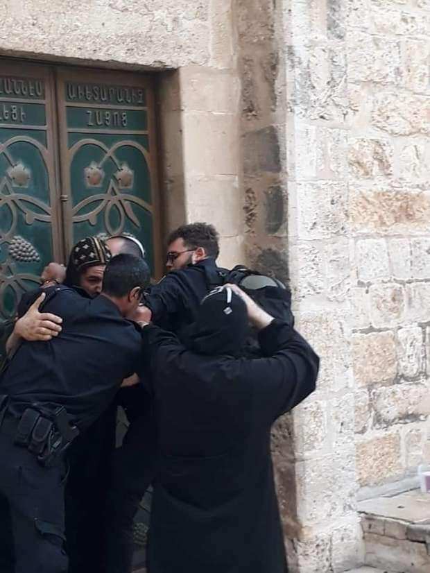 بالصور| الاحتلال يعتدي على وقفة قبطية بدير السلطان ويعتقل راهبا