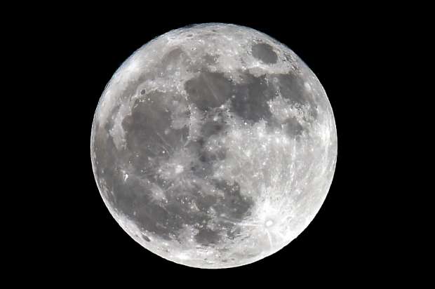 بالصور| العالم يشهد ظاهرة "القمر العملاق"