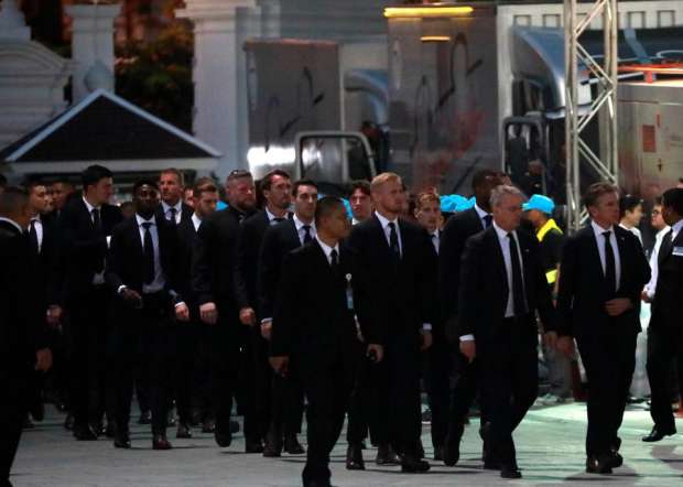 بالصور| لاعبو ليستر سيتي ببدلات سوداء في جنازة "فيشاي"
