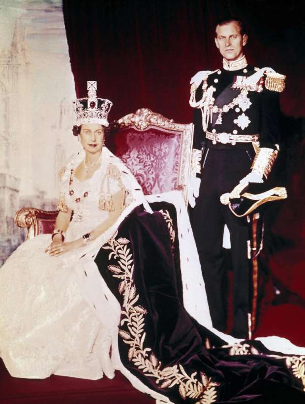ما الفرق بين تتويج الملك تشارلز ووالدته إليزابيث؟ - أخبار العالم - الوطن