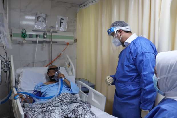 ببدلة العزل رئيس الرعاية الصحية يطمئن على مرضى كورونا ببورسعيد صور مصر الوطن