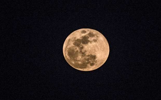 بالصور| "القمر الأزرق العملاق" يضيء سماء العالم