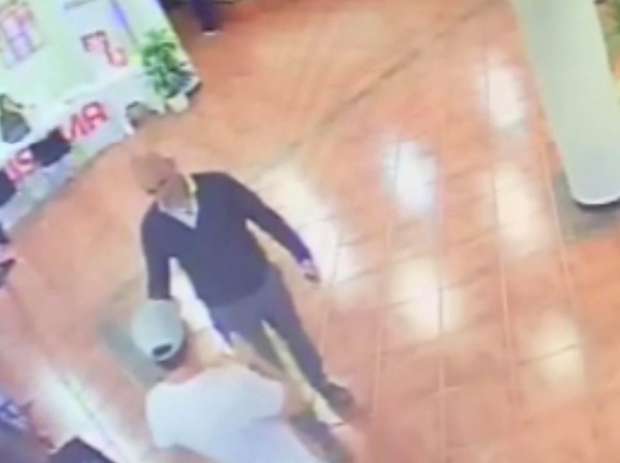 بالصور| مدير فندق بإسبانيا يضرب نزيلا أمام زوجته وأطفاله لهذا السبب