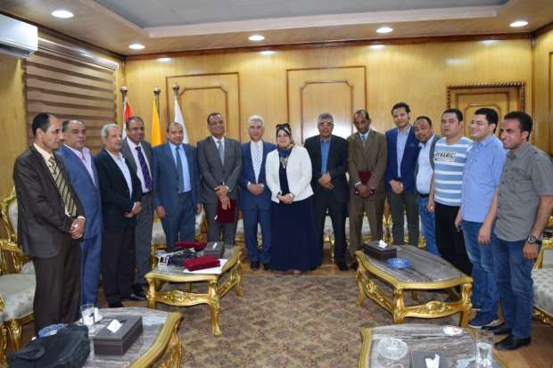 رئيس جامعة بني سويف يكرم «مسلم» وأحمد محمود وعددا من الكتاب الصحفيين
