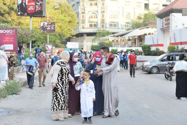 سيلفي وبلالين.. مواطنون يحتفلون بعد صلاة عيد الفطر بساحة مصطفى محمود