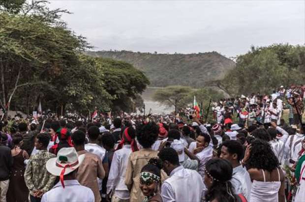 بالصور| "أورومو" يحتفلون بعيد الشكر على ضفاف البحيرة المقدسة بإثيوبيا