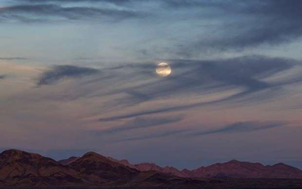بالصور| "القمر الأزرق العملاق" يضيء سماء العالم